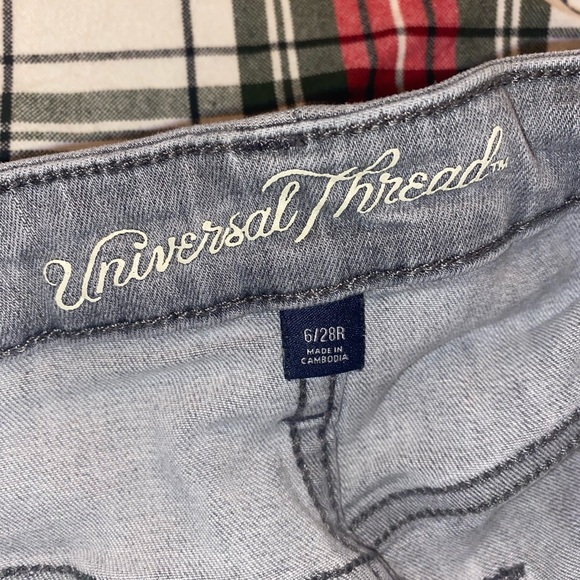 Universal Thread High Rise Skinny
Crop Light Grey Wash Size 6 - Picture 8 of 12